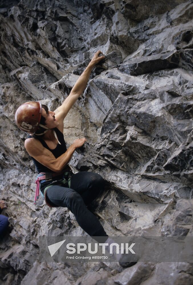 Cliff-hanging competitions at Stolby (Pillars) State Reserve in Krasnoyarsk Territory