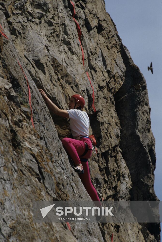 Cliff-hanging competitions at Stolby (Pillars) State Reserve in Krasnoyarsk Territory