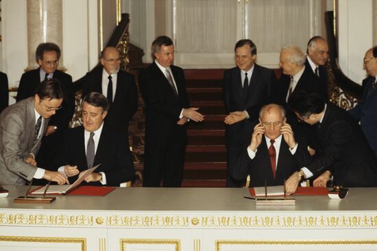 Canadian delegation visits Soviet Union