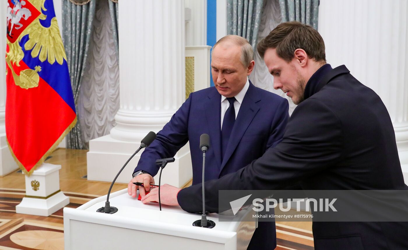 Russian President Vladimir Putin and Olympic champion in figure skating Nikita Katsalapov attend a state awards ceremony for Russian athletes - gold medalists of the 2022 Beijing Olympic Winter Games at the Kremlin in Moscow, Russia. Location: Russia, Moscow. Author: Mikhail Klimentyev/Sputnik. Russia Putin Olympic Medalists