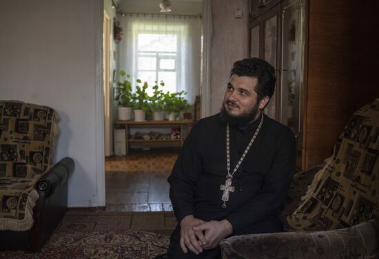 LPR Russia Ukraine Military Operation Priest Family