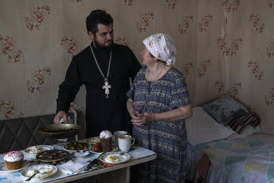 LPR Russia Ukraine Military Operation Priest Family
