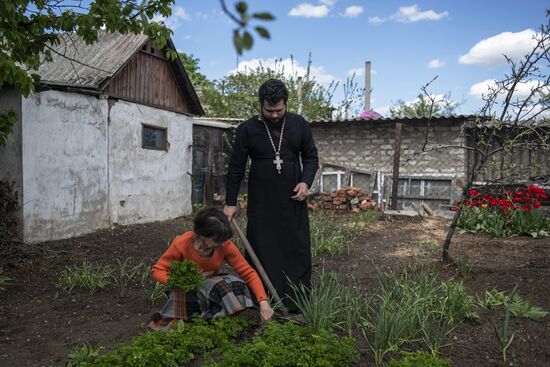 LPR Russia Ukraine Military Operation Priest Family