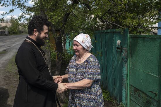 LPR Russia Ukraine Military Operation Priest Family