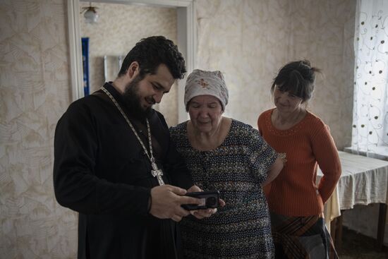 LPR Russia Ukraine Military Operation Priest Family