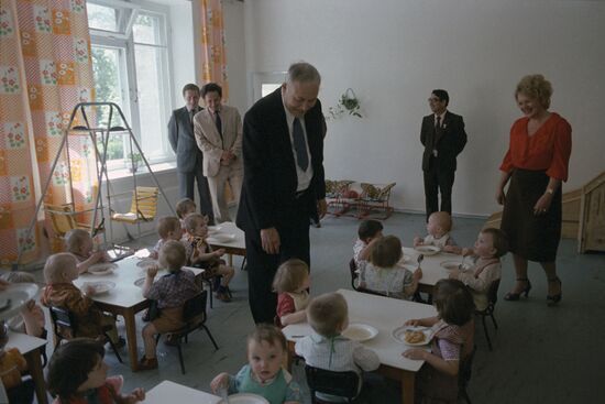 Head of DRA's High Spiritual Council of Ulema Mohammad Sayed Afghani visits USSR