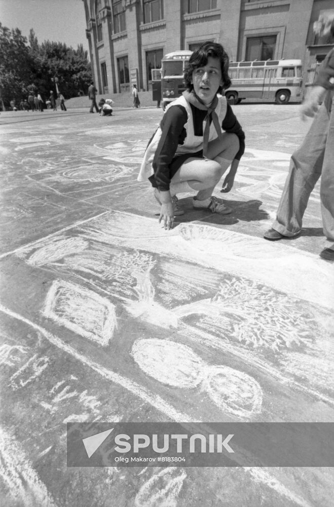 Participant in best children's drawing contest in Yerevan