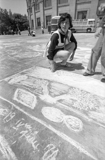 Participant in best children's drawing contest in Yerevan