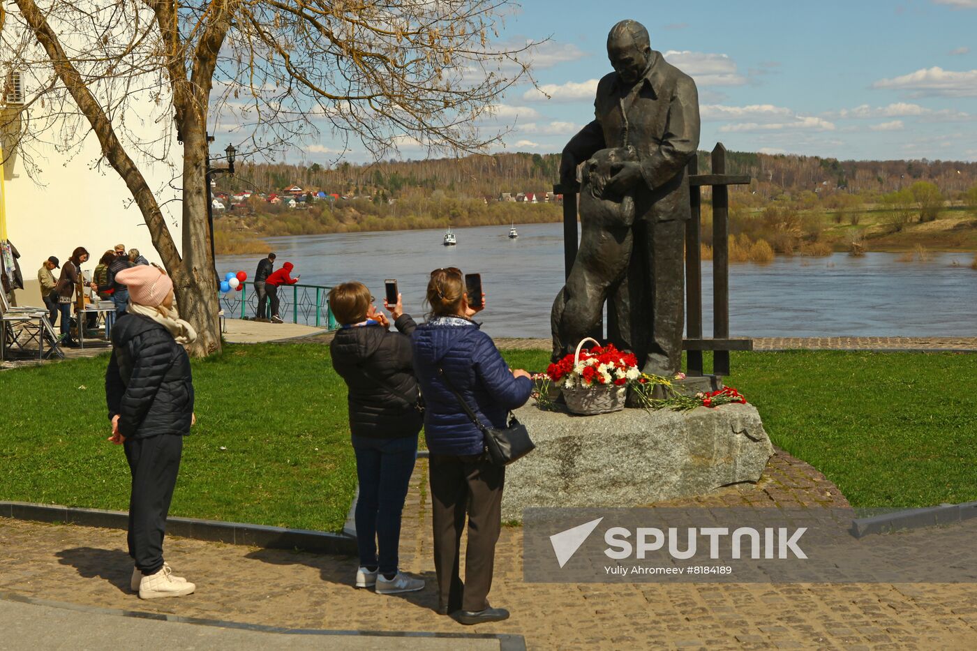 Monument to writer Konstantin Paustovsky in Tarusa
