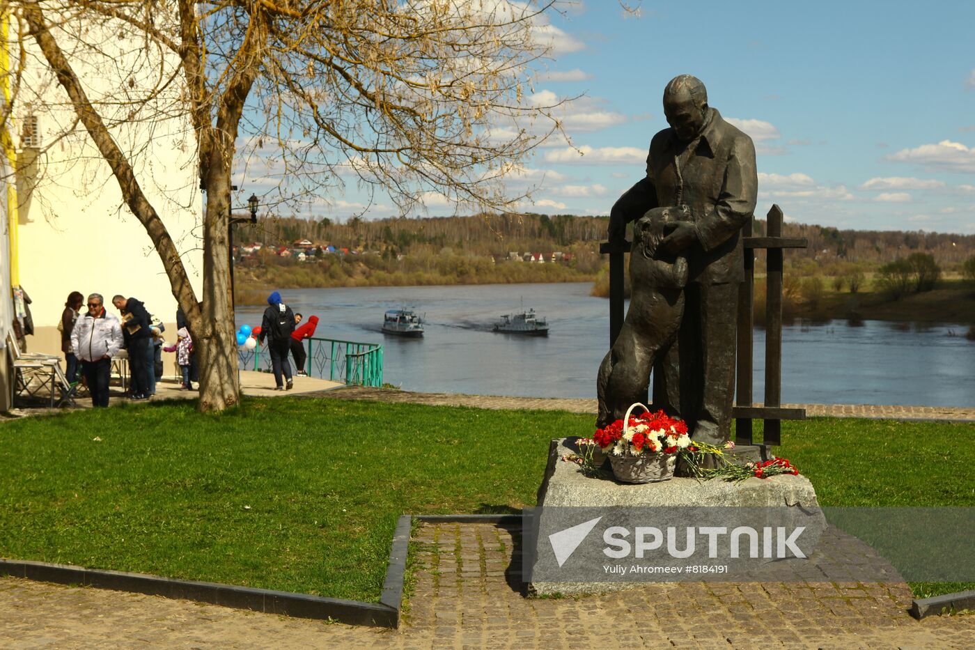 Monument to writer Konstantin Paustovsky in Tarusa