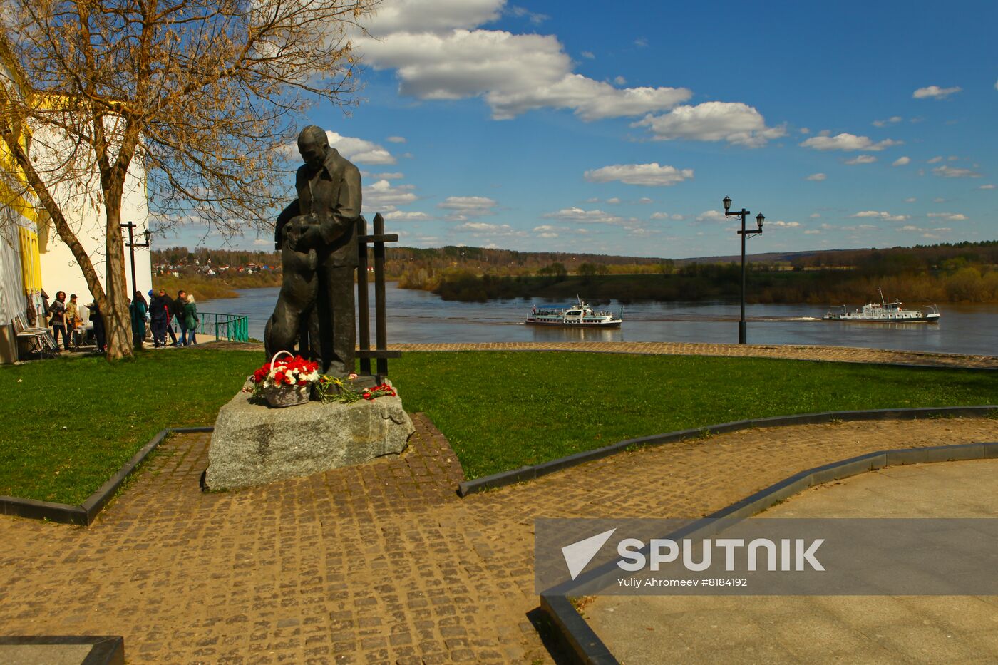 Monument to writer Konstantin Paustovsky in Tarusa