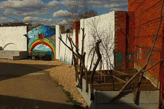 Graffitti in courtyard of art school in Tarusa