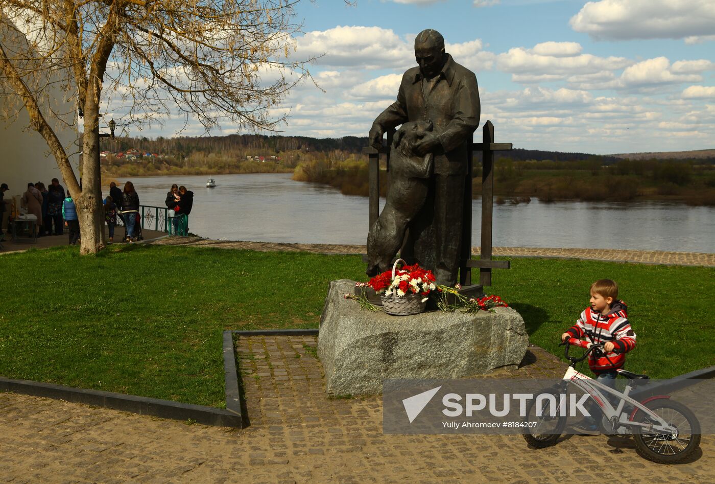Monument to writer Konstantin Paustovsky in Tarusa