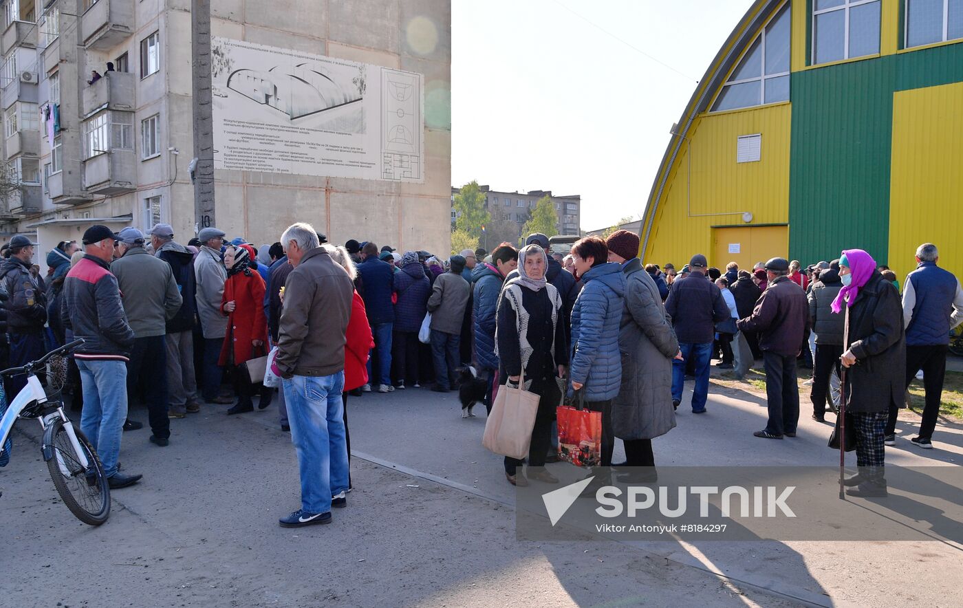 People que in a line to get humanitarian aid outside a humanitarian aid center, as Russia's military operation in Ukraine continues, in Volchansk, Kharkiv region, Ukraine. Location: Ukraine, Kharkiv region. Author: Viktor Antonyuk/Sputnik. Ukraine Russia Military Operation Humanitarian Aid