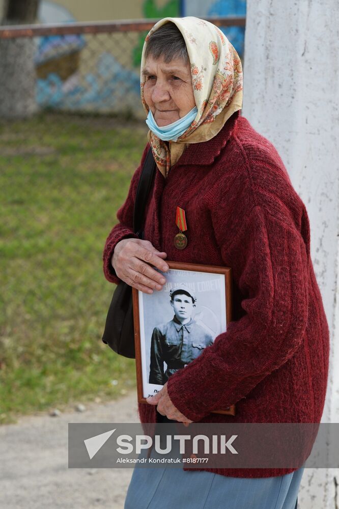 People holding photographs of their relatives who fought against Nazi Germany in WWII attend the Immortal Regiment march marking the 77th anniversary of the victory in World War II, in the village of Solnechnoye, Chelyabinsk region, Russia. Location: Russia, Chelyabinsk Region. Author: Aleksandr Kondratuk/Sputnik. Russia Regions WWII Immortal Regiment March