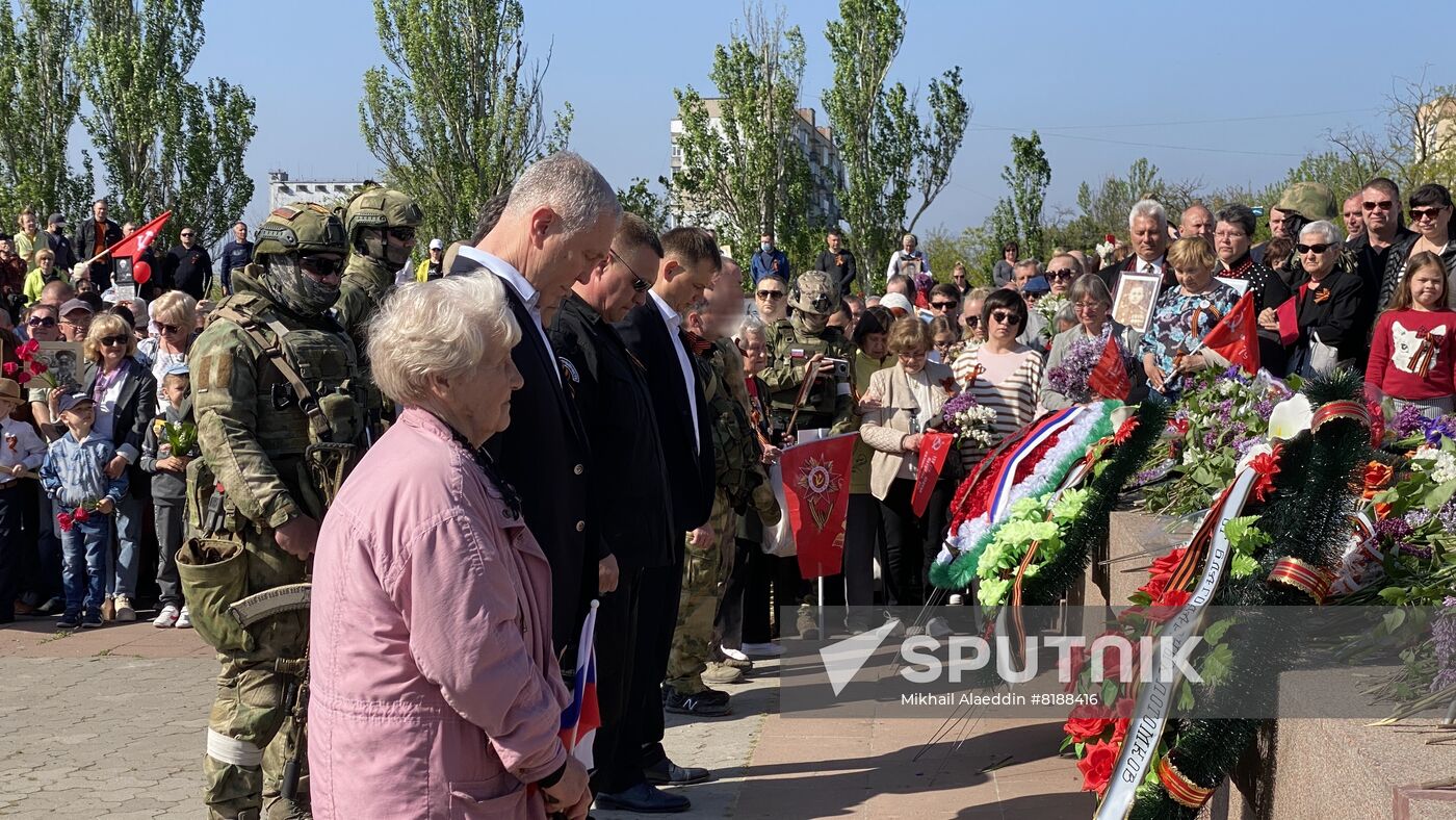 Local residents, officials and Russian servicemen lay flowers to Eternal Flame during the Victory Day celebrations marking the 77th anniversary of the victory over Nazi Germany in World War II, in Kherson, Ukraine. Location: Ukraine, Kherson. Author: Mikhail Alaeddin/Sputnik. Ukraine WWII Victory Day Celebrations