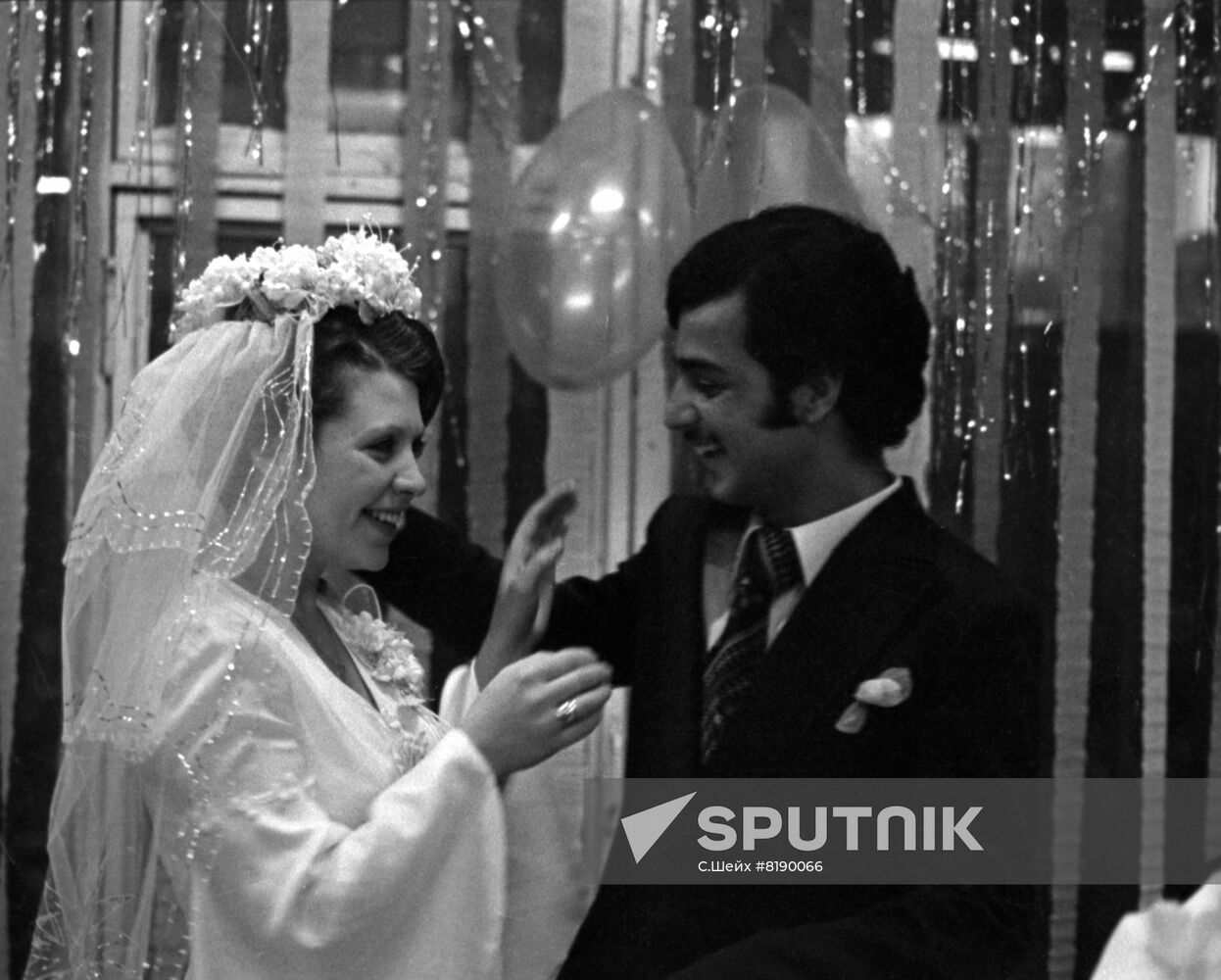 Newlyweds Dzhavad ur-Pakhim and Vera Mintsevich