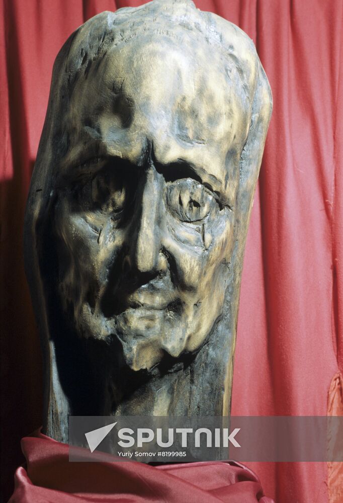 Sculptor Dina Konenkova