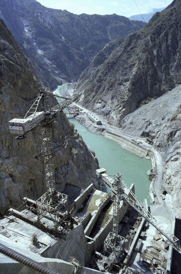 Construction of Toktogul Hydropower Plant
