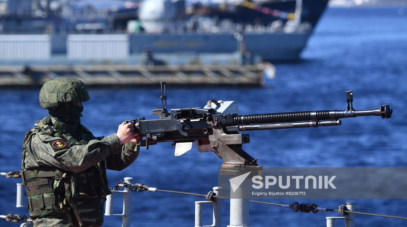 A Russian Navy serviceman handles a machine gun on the deck of the Russian nuclear missile cruiser Pyotr Veliky (Peter the Great) in the port of Severomorsk, Murmansk region, Russia. Location: Russia, Murmansk region, Severomorsk. Author: Evgeny Biyatov/Sputnik. Russia Nuclear Missile Cruiser