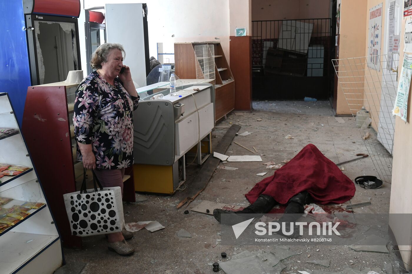 A woman cries standing near the body of a man who died as a result of shelling in the Petrovsky district of Donetsk, in the Donetsk People's Republic. Location: Donetsk People's Republic, Donetsk. Author: Konstantin Mihalchevskiy/Sputnik. DPR Russia Ukraine Military Operation Shelling