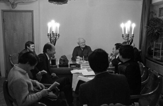 Sergei Obraztsov speaks to Japanese journalists