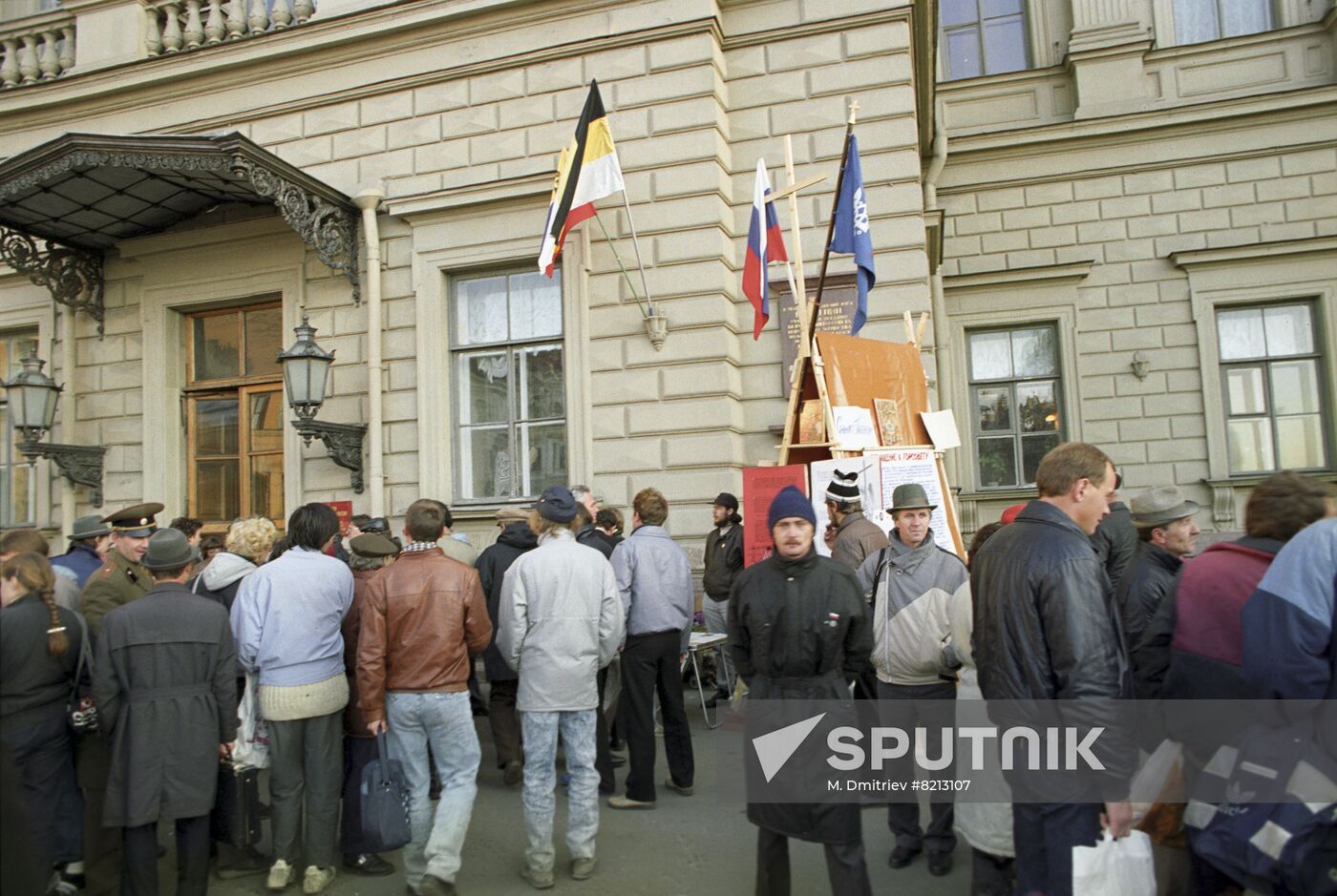 Picketers near Leningrad City Soviet (Council)