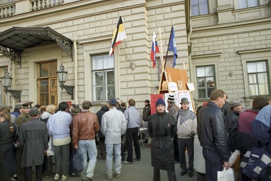 Picketers near Leningrad City Soviet (Council)