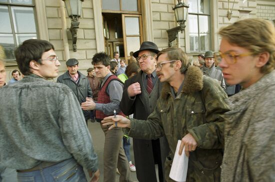 Picketers near Leningrad City Soviet (Council)