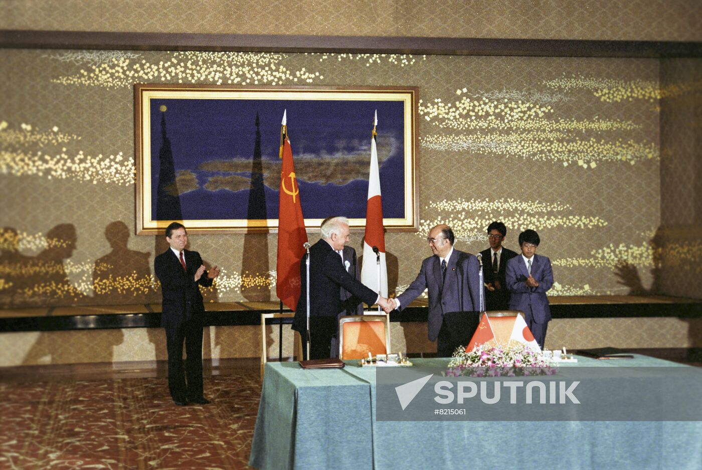Soviet delegation visits Japan