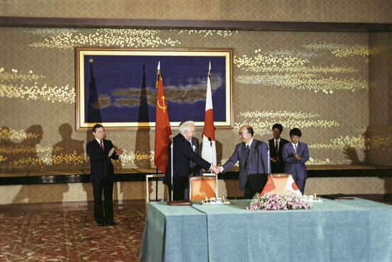 Soviet delegation visits Japan