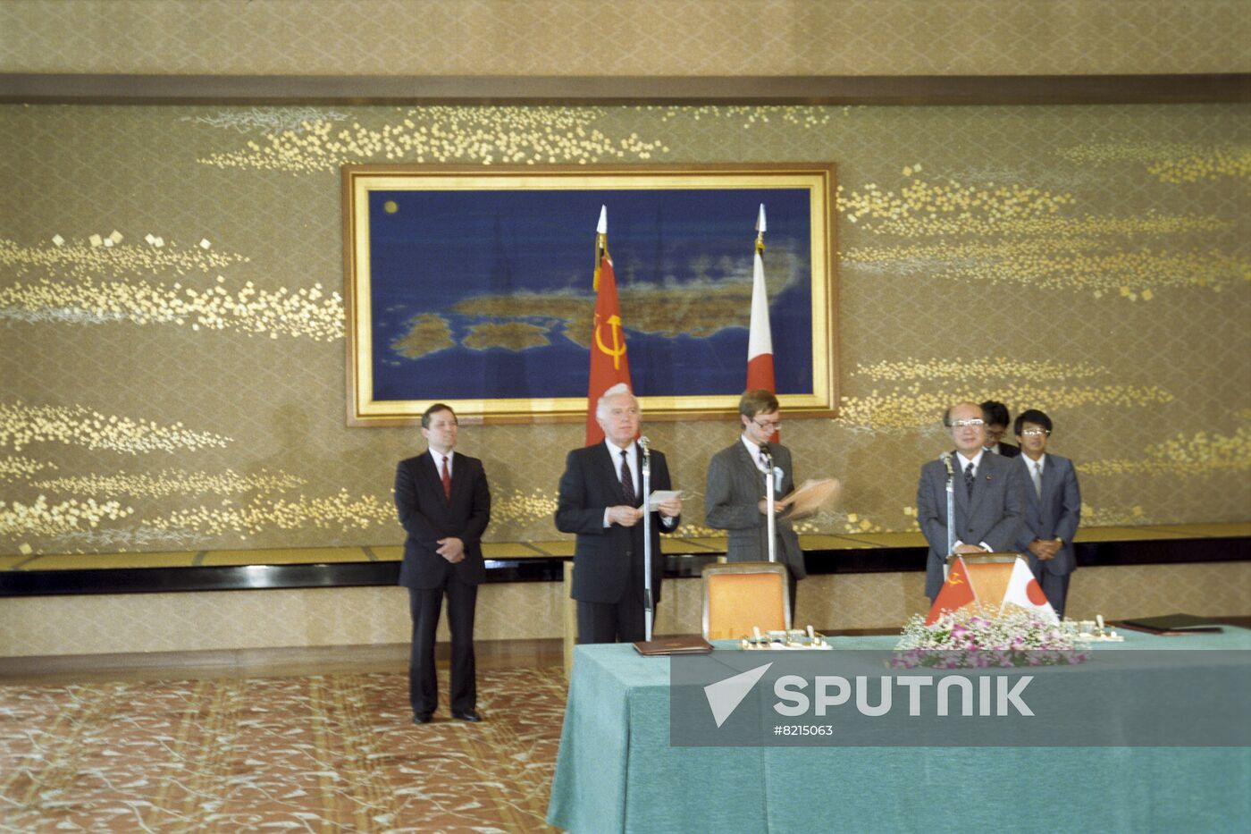 Soviet delegation visits Japan