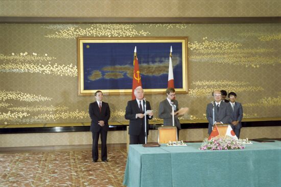 Soviet delegation visits Japan