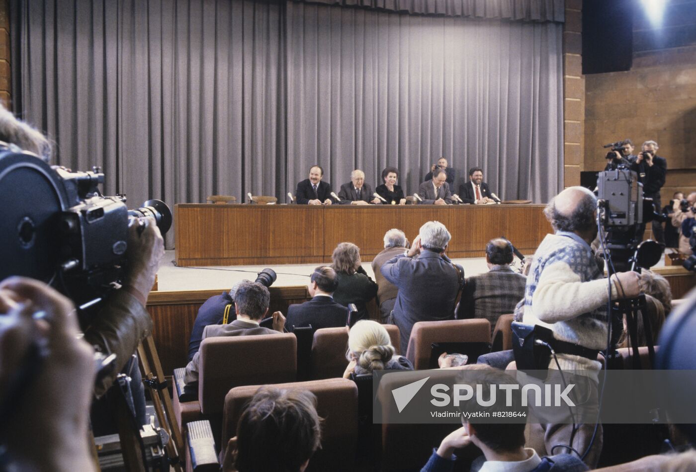 US National Symphony Orchestra conducted by Mstislav Rostropovich performs in USSR