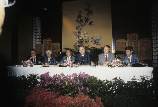 Chairman of Council of Ministers of USSR Nikolai Ryzhkov visits Republic of Singapore