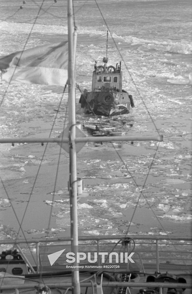 Icebreaker Admiral Makarov rescues tugboat