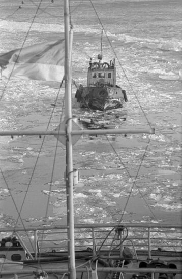 Icebreaker Admiral Makarov rescues tugboat