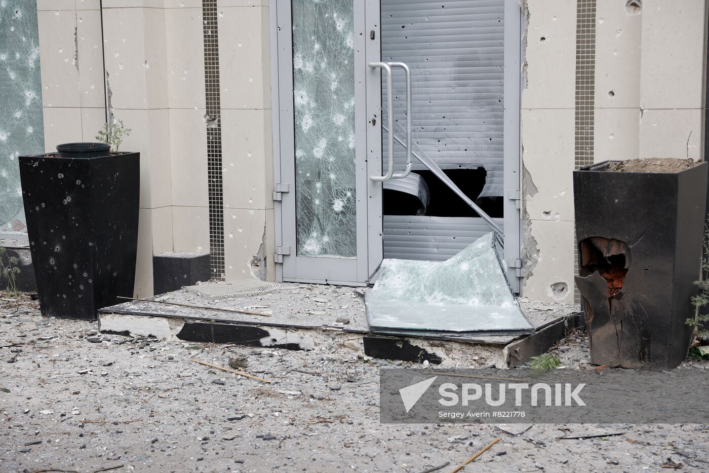 A view shows a shop entrance damaged by recent shelling in Donetsk, Donetsk People's Republic. Location: Donetsk People's Republic, Donetsk. Author: Sergey Averin/Sputnik. DPR Russia Ukraine Military Operation