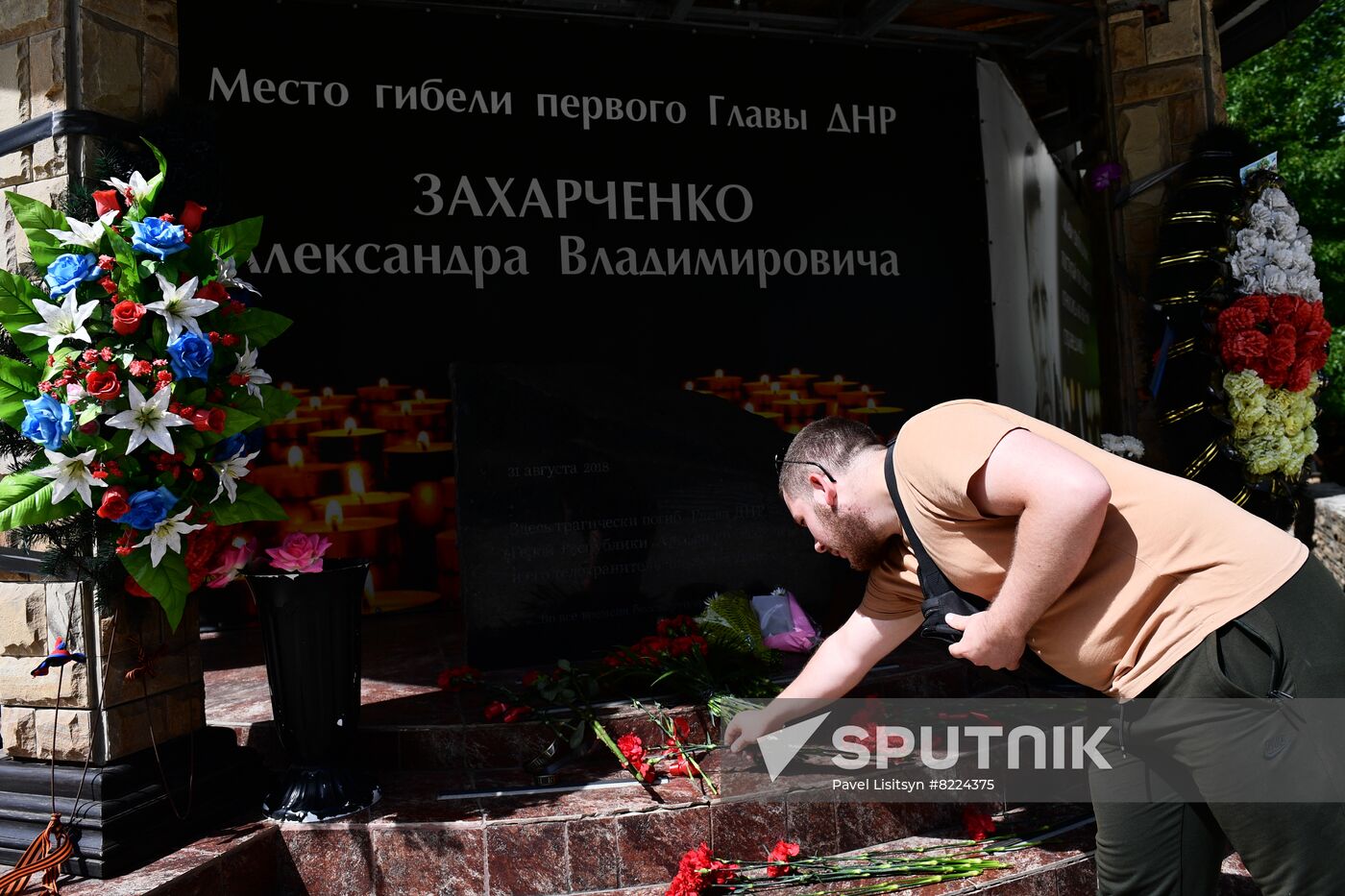 DPR Zakharchenko Flowers Laying