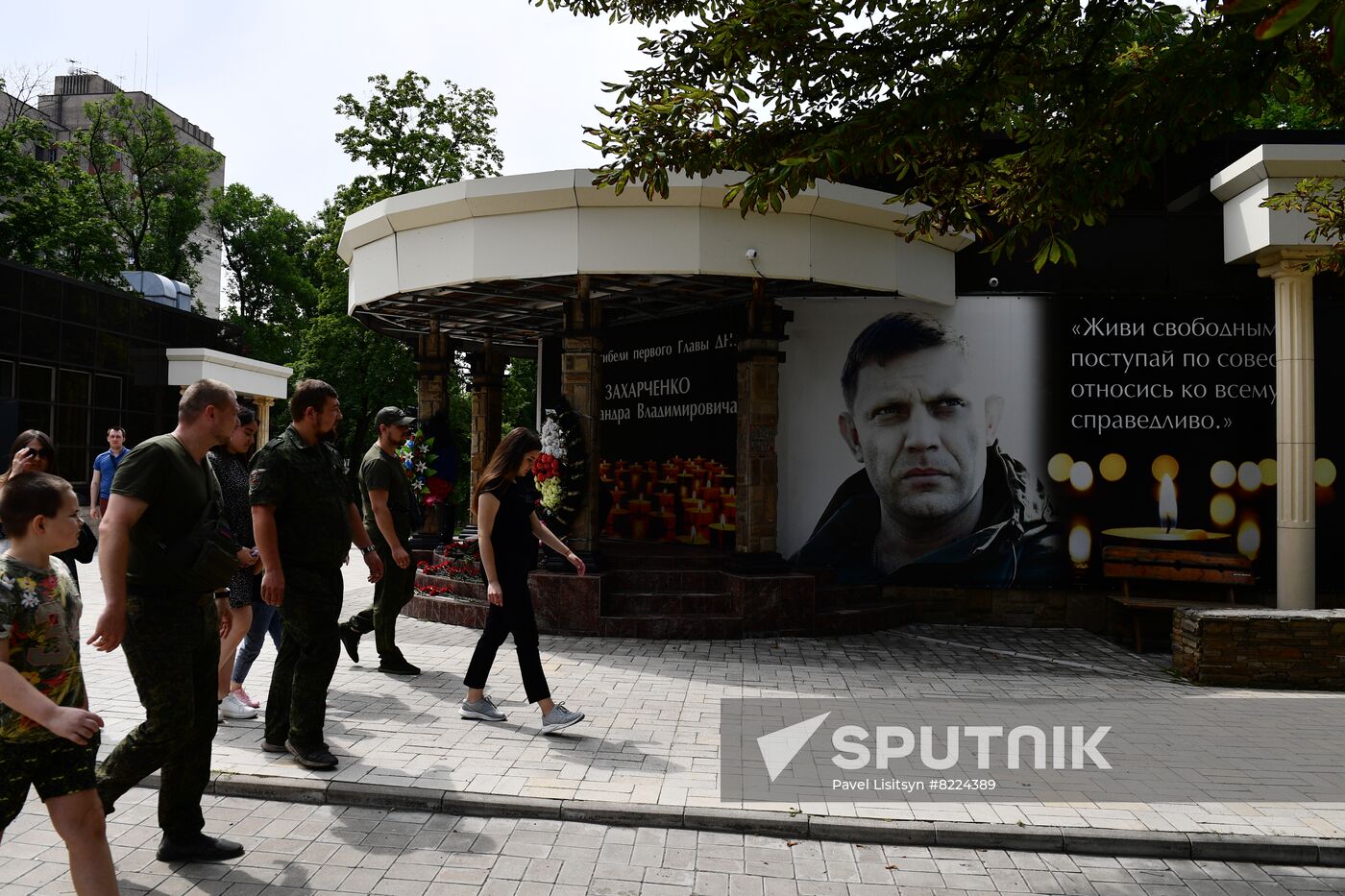 DPR Zakharchenko Flowers Laying