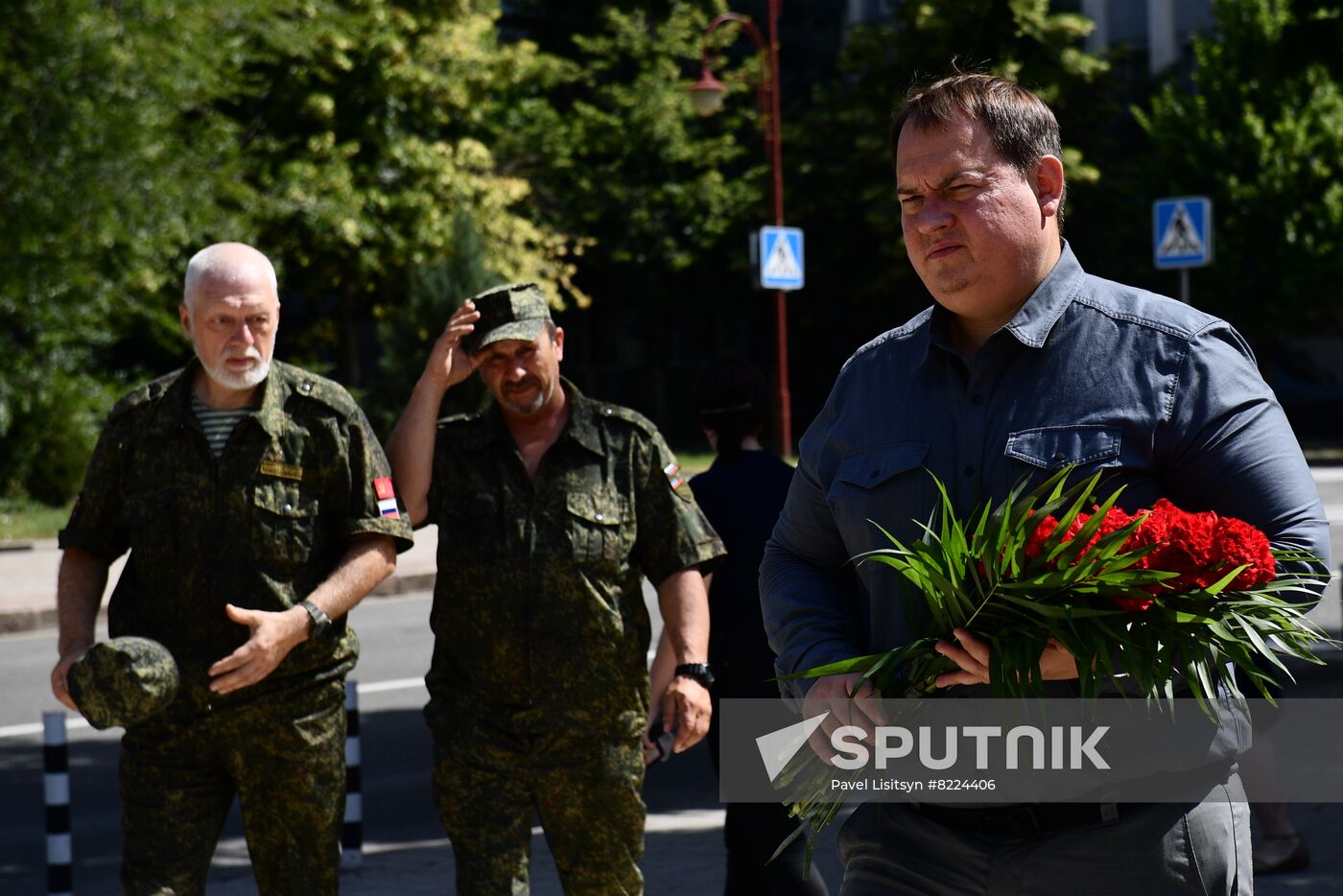 DPR Zakharchenko Flowers Laying