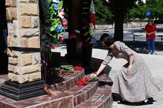 DPR Zakharchenko Flowers Laying