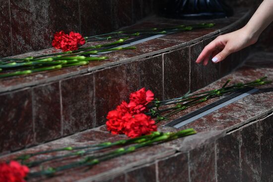 DPR Zakharchenko Flowers Laying