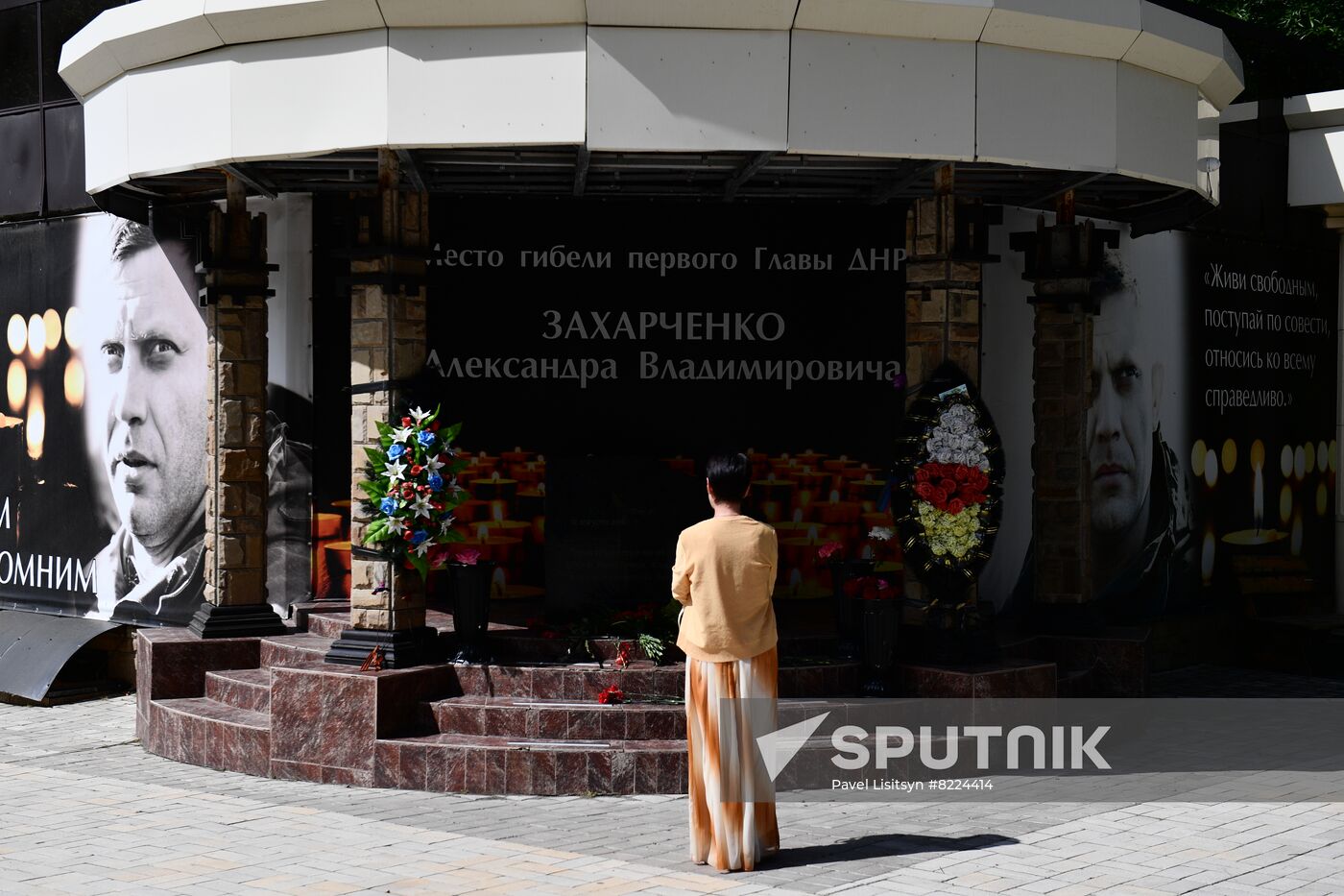 DPR Zakharchenko Flowers Laying