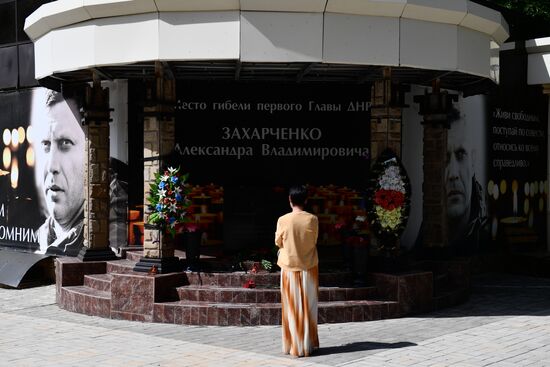 DPR Zakharchenko Flowers Laying