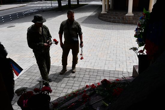 DPR Zakharchenko Flowers Laying