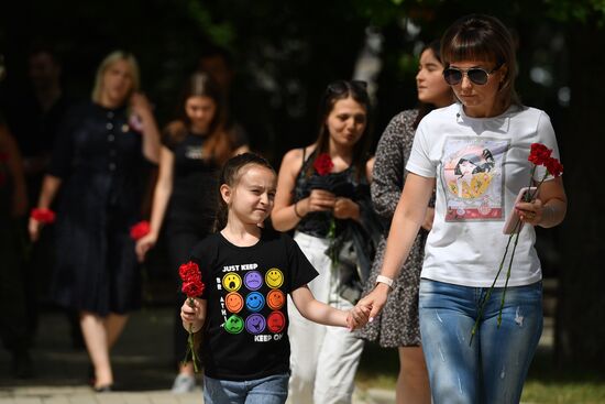 DPR Zakharchenko Flowers Laying