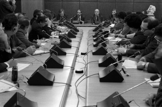 Roundtable meeting "War in the Persian Gulf: Soviet experts' opinion"