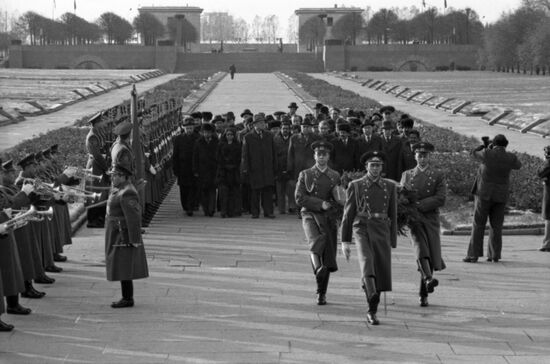 Chairman of Presidium of Supreme People's Council of People's Democratic Republic of Yemen Abdul Fattah Ismail visits USSR