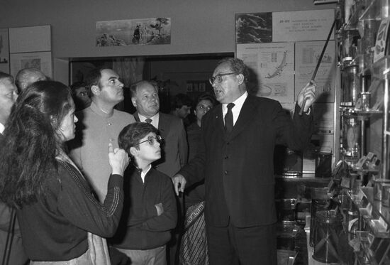General Secretary of Indian National Congress party Rajiv Gandhi visits USSR